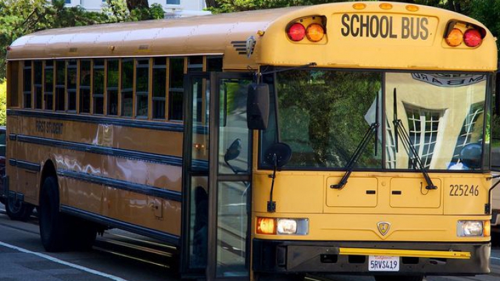 Accident grav cu un autocar de şcoală: 19 elevi se aflau în autobuz