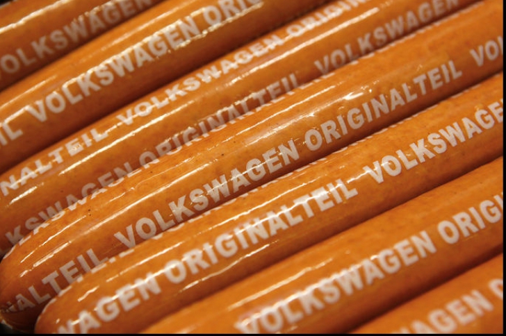 EFECTUL EMISIILOR. Volkswagen a produs anul trecut mai mulți cârnați decât mașini