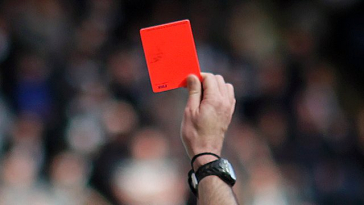 Un arbitru a fost împușcat pe teren după ce a arătat cartonașul roșu unui fotbalist