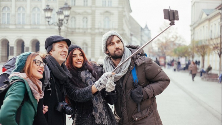 Un britanic a realizat cel mai lung selfie stick din lume