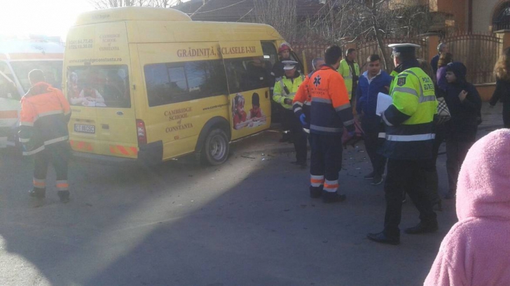 Accident grav cu un microbuz școlar, în Constanţa: Cinci copii au fost răniți