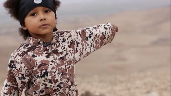 IMAGINI ȘOCANTE Un copil britanic aruncă în aer trei ostatici ai rețelei teroriste Stat Islamic