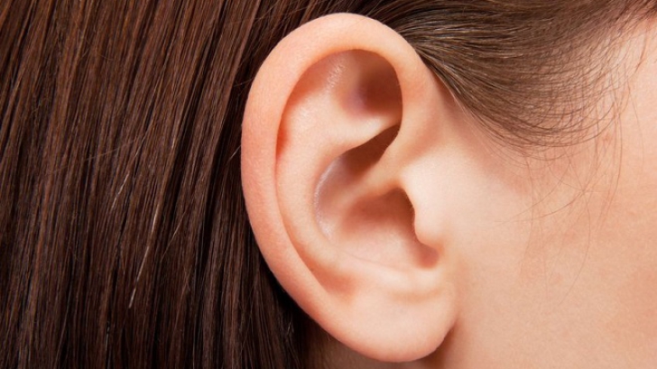 Cum să îți cureți corect urechile fără să folosești bețișoare