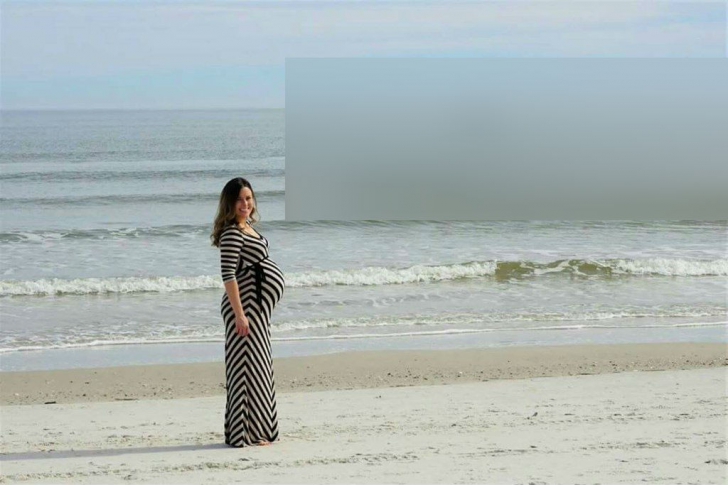 A pozat însărcinată, pe plajă. Când a văzut imaginea, șoc: ce apăruse din mare, în spatele ei