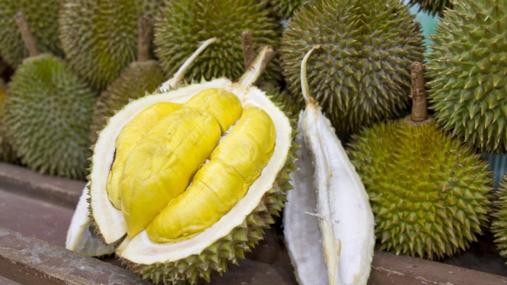 Fructul regilor. Durianul are proprietăţi miraculoase, însă unii oameni refuză să-l mănânce. De ce?