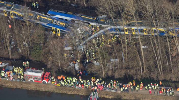 Accident cumplit în Germania. Două trenuri s-au ciocnit frontal: 10 morți și peste 80 de răniți