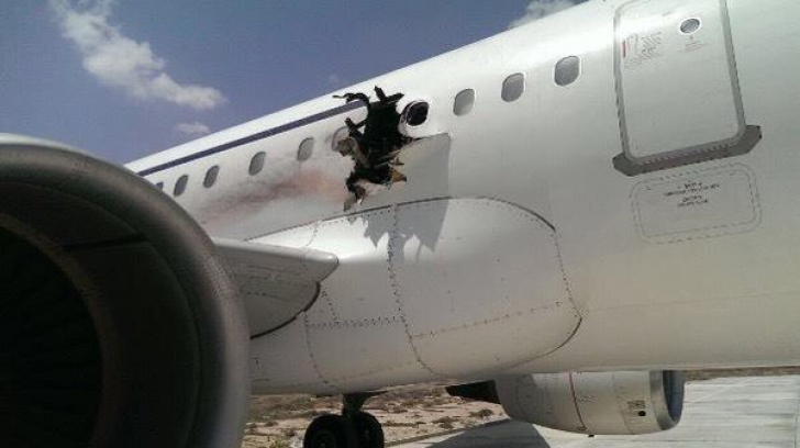 Explozie într-un avion de pasageri, în Somalia. O persoană a murit şi alte 3 sunt rănite