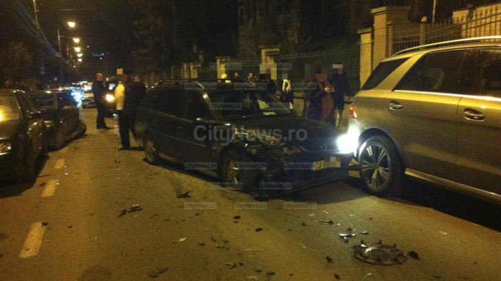 Un șofer beat a făcut prăpăd pe o stradă din Cluj: o persoană rănită și trei mașini avariate
