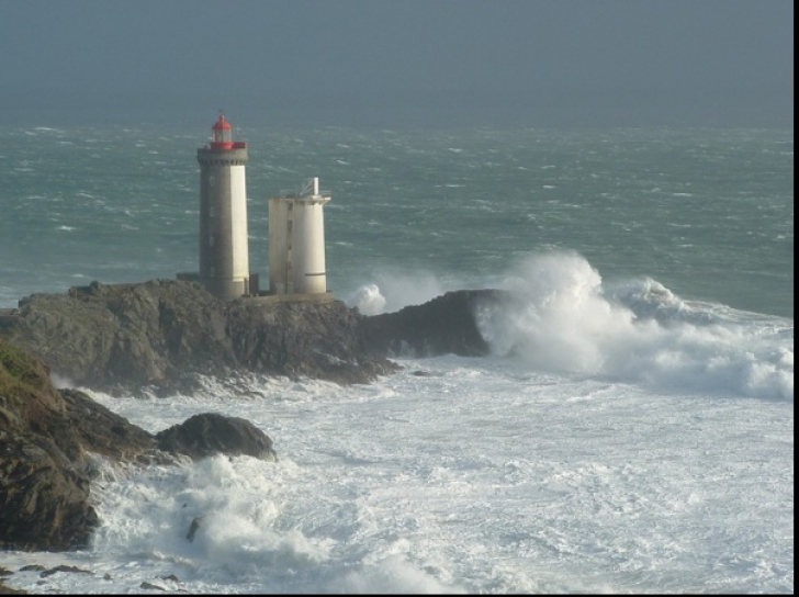 ALERTĂ de vreme rea în Franța. Risc de inundații pe litoralalul atlantic!