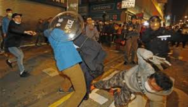  Lupte de stradă în Hong Kong. Poliţia trage focuri de avertisment, în aer, în urma unei revolte 