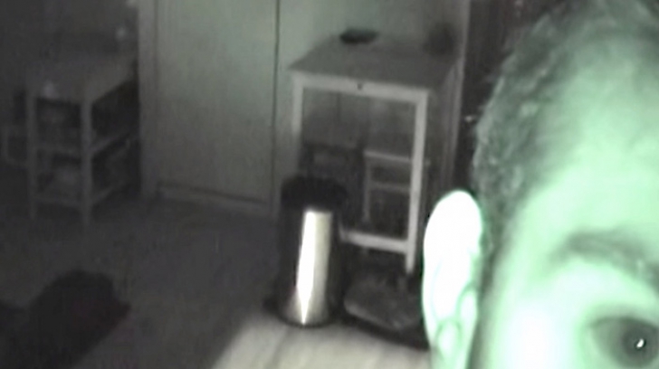 HORROR! A observat fenomene ciudate în casă şi că-i dispare mâncarea. A instalat un spy-cam. ŞOC!