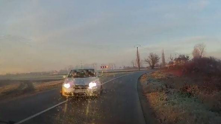 I-a stat inima: cum a trecut, razant, pe lângă un accident, un şofer din Timiş - VIDEO