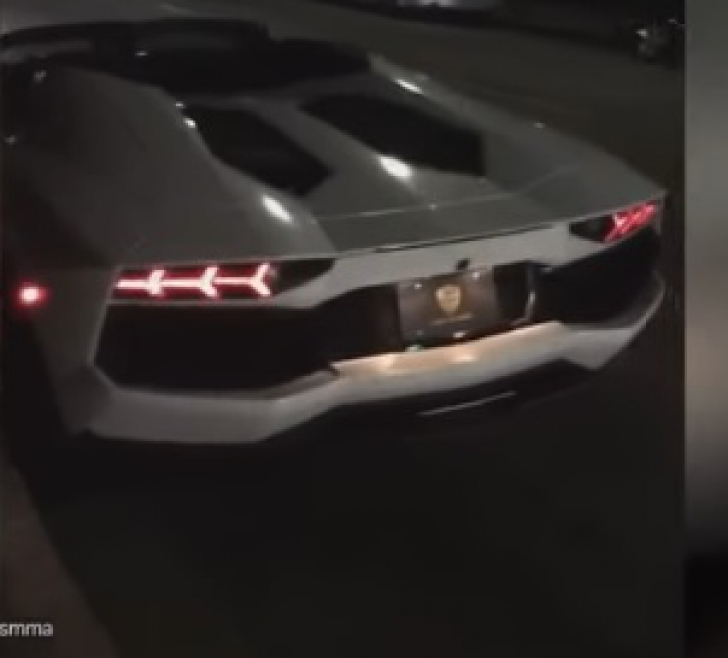 Poliţiştii au oprit un Lamborghini de 300.000 €. Când au văzut cine e şoferul, agenţii au ÎNCREMENIT