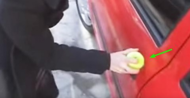 Cum să deschizi uşa maşinii dacă ai uitat cheile înăuntru? Foloseşte o minge de tenis!