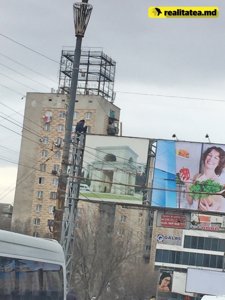 Scene şocante, la Chişinău. Cum protestează un adolescent, pentru a treia zi consecutiv
