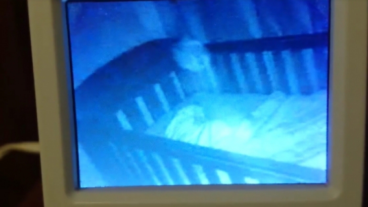 A pornit camera de supraveghere din dormitorul bebelușului și a adormit. A doua zi a văzut asta