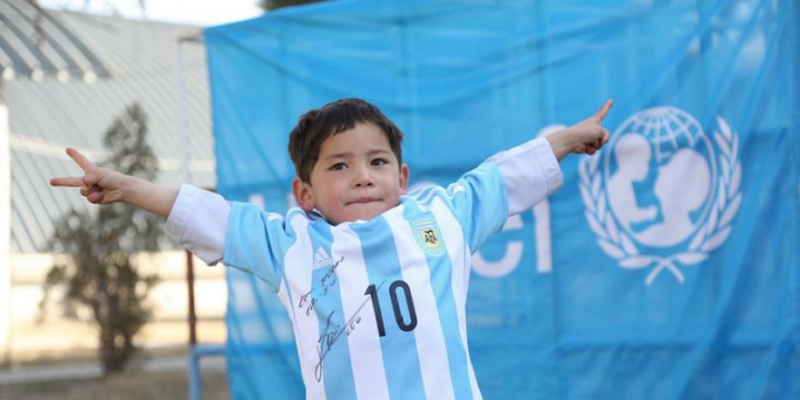 Vi-l amintiţi pe băieţelul care juca fotbal îmbrăcat cu o pungă cu numele lui Messi? Gest emoţionant