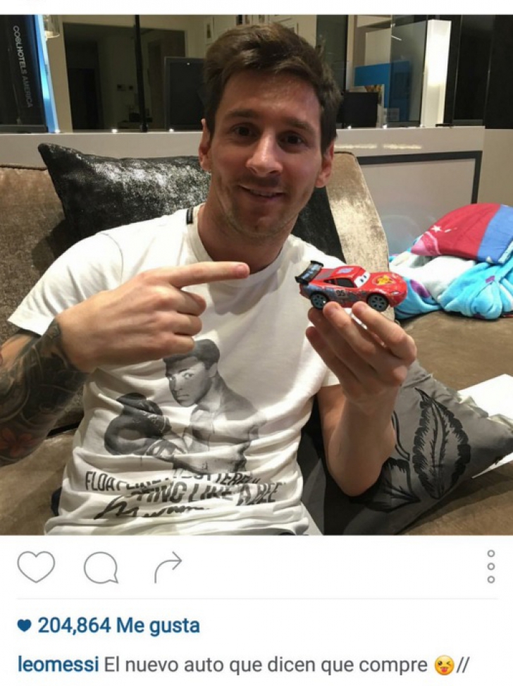 Messi a prezentat maşina Ferrari, după ce s-a spus că a dat pe bolid 32 de milioane de euro