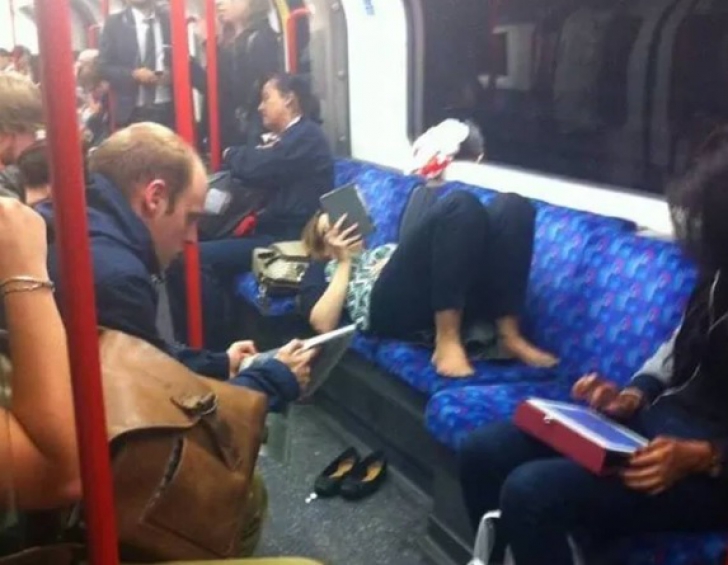 Ce a făcut o femeie în metrou. Călătorii au rămas şocaţi. Se credea la ea acasă. S-a dezbrăcat şi...