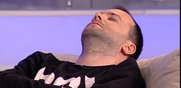 Uluitor! Un cunoscut prezentator TV din România a adormit în direct. Camerele filmau, iar el sforăia