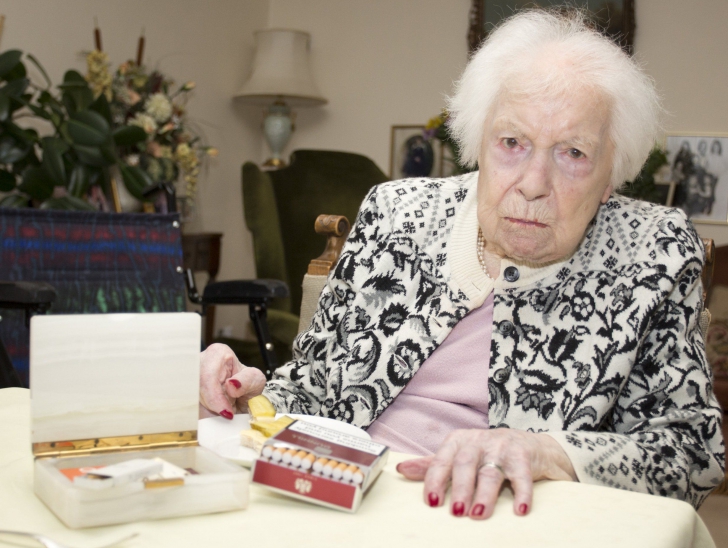 La 107 ani a găsit secretul longevității. De ce a renunțat această bătrână la fumat