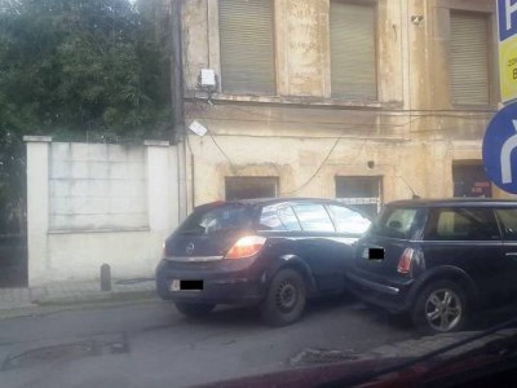 Imagini virale. De câte ori loveşte o şoferiţă din Arad o maşină ca să vireze dreapta