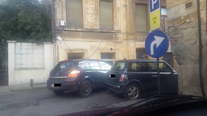 Imagini virale. De câte ori loveşte o şoferiţă din Arad o maşină ca să vireze dreapta