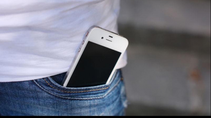 Ce riști dacă stai cu smartphone-ul în buzunar când te plimbi