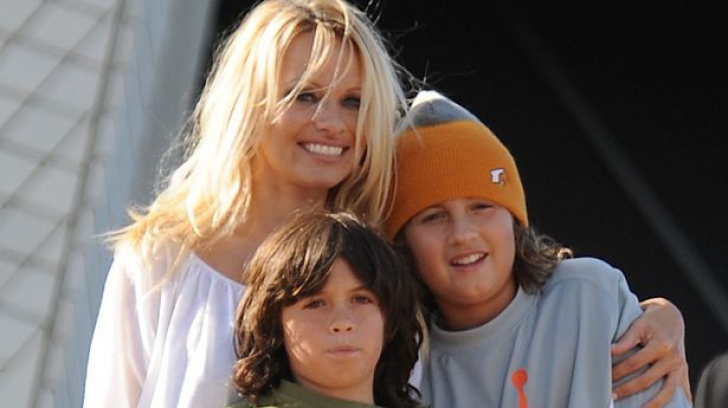 FOTO. Pamela Anderson are cu ce se mândri. Iată cum arată fiul ei, Dylan Lee. Are doar 18 ani! 