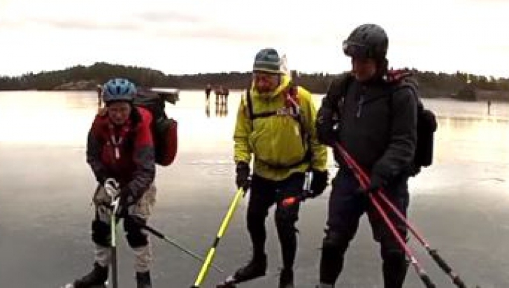 Au mers să patineze pe un lac înghețat, însă ce au găsit acolo i-a uimit. Imagini înduioșătoare
