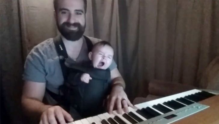 Videoclip vizionat de 37 de milioane de ori: cum îşi adoarme un tată fiul în mai puţin de un minut