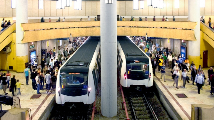 Soluţia Metrorex pentru prevenirea accidentării călătorilor. Ce a apărut în metrouri şi pe peron