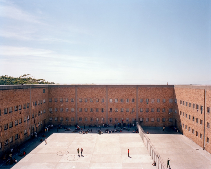 Iadul din închisoarea în care a stat Mandela. Deținuții petrec o viață aici pentru că nu au 5 dolari