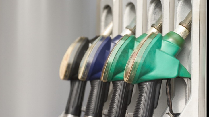 Unde se vinde cea mai ieftină benzină din UE. România plăteşte la fel ca în Luxemburg