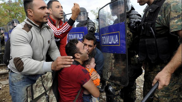 Sute de refugiați au forțat granița Macedoniei. Poliția a folosit gaze lacrimogene