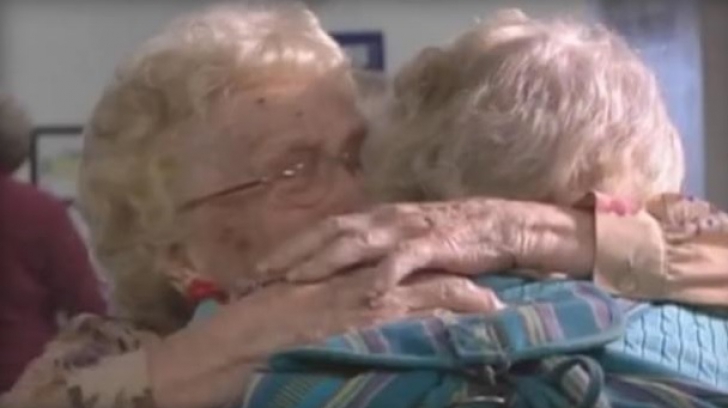 Copleşitor: momentul emoţionant în care o mamă îşi revede fiica după 82 de ani