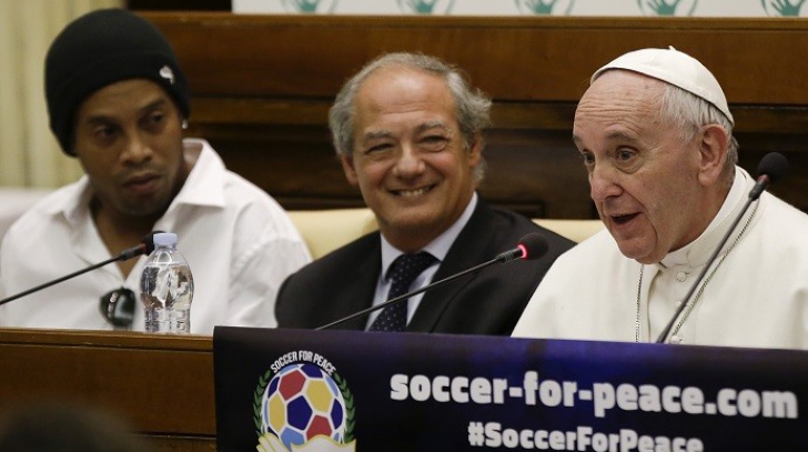 Papa Francisc s-a întâlnit cu Ronaldinho și a anunțat un nou "Meci pentru pace" la Roma