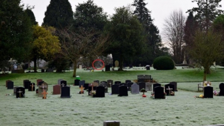 A făcut o poză în cimitir și abia apoi a observat detaliul înfricoșător