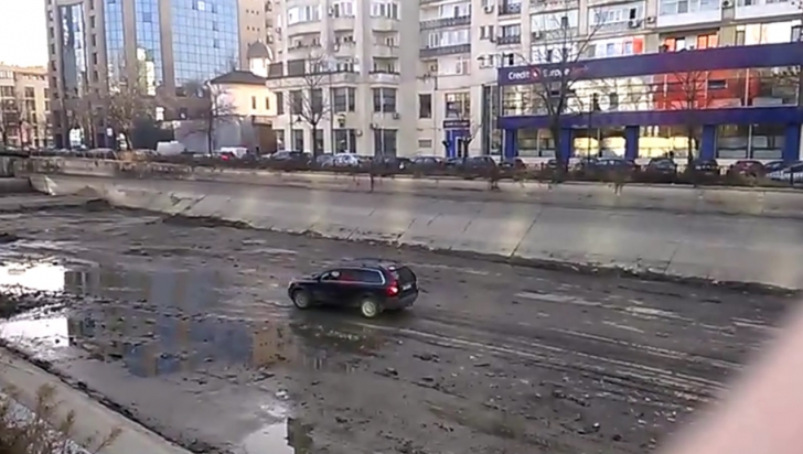 Imagini incredibile în Bucureşti: cum a condus un şofer "prin Dâmboviţa"