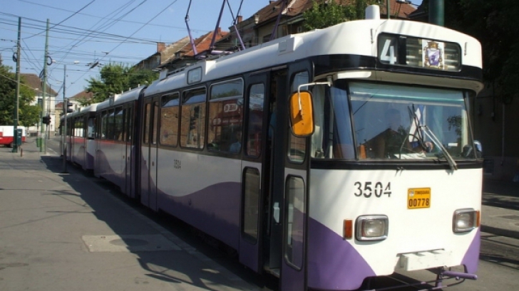 Incredibil: o tânără din Arad a născut într-o staţie de tramvai, asistată de soţul ei