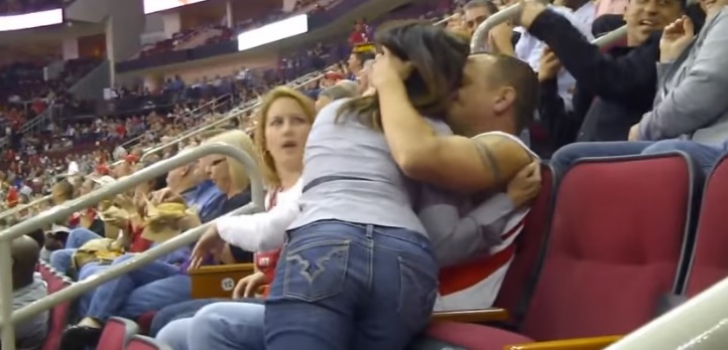 Doi iubiţi au mers la meci şi i-a surprins kiss-cam-ul. În loc să-şi sărute iubitul, femeia a ŞOCAT 