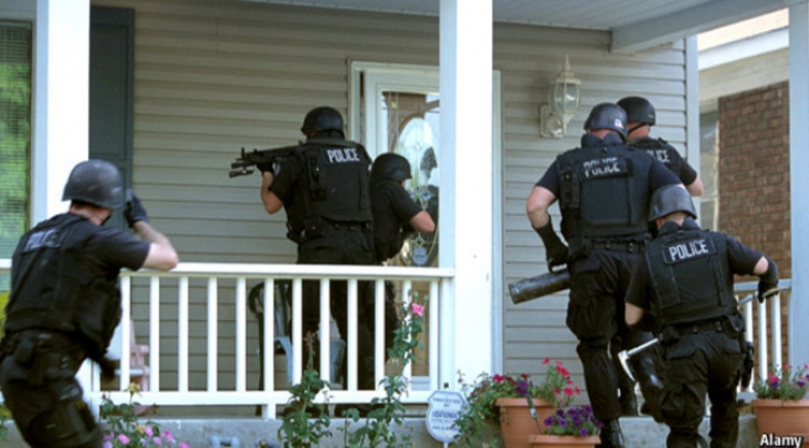 Poliţiştii au intrat în casa unui hoţ pe care-l căutau de mult. Au rămas ŞOCAŢI de ce au găsit acolo