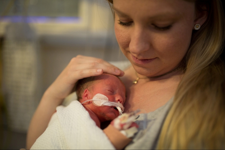 S-a născut prematur, dar medicii l-au salvat. Cum a fost posibil ca o pungă să fie șansa lui