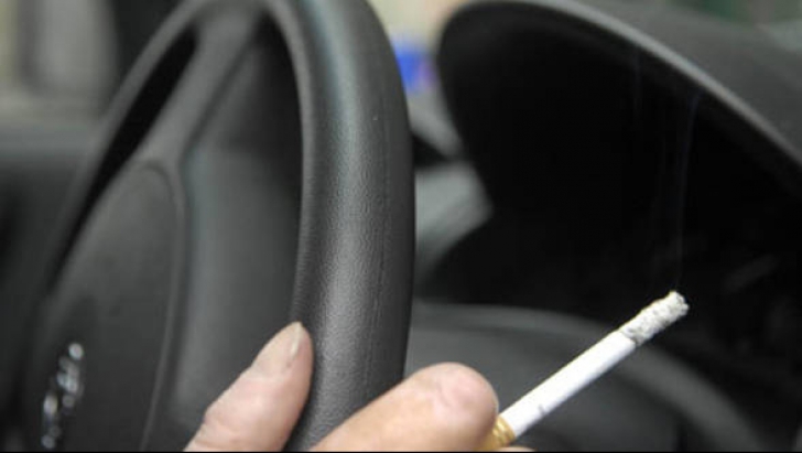 Cum poţi să scapi foarte simplu de mirosul de ţigară din maşină