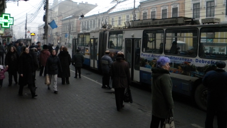 Panică în trafic, la Cluj: cauciucul unui troleibuz plin cu călători a explodat. O femeie, rănită