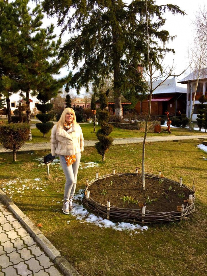 Elena Udrea, în vizită la mănăstire. Haină de blană, selfie la fântână şi poze cu iepuri