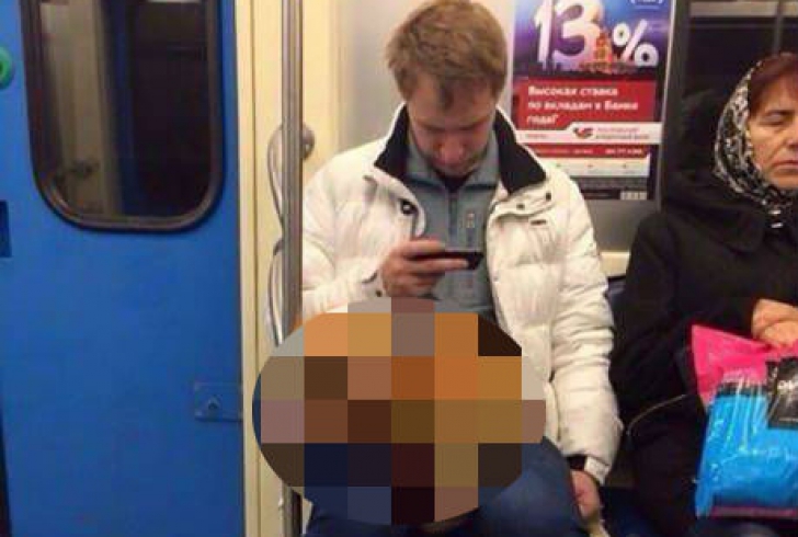 Călătorii din metrou au crezut că nu văd bine. Și totuși: ce ține acest tânăr în poală?