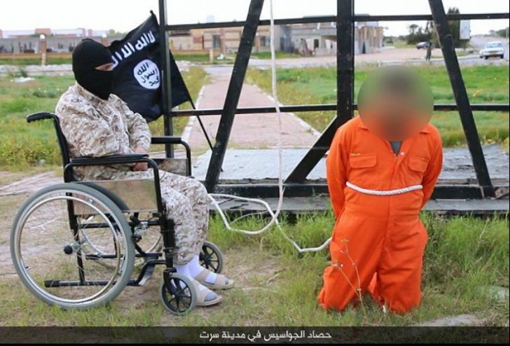 Călăul ISIS l-a executat din scaunul cu rotile. Imaginea cutremurătoare a făcut înconjurul lumii