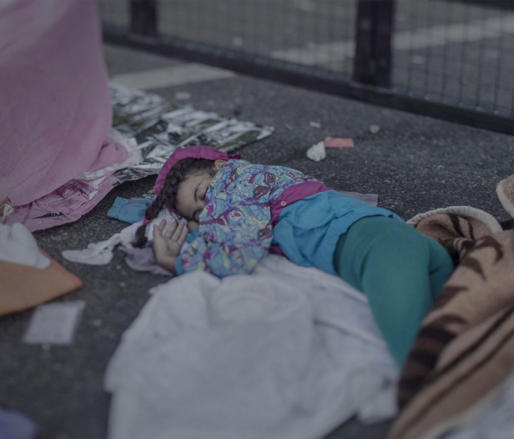 Fotografii sfâşietoare. Pe unde şi cum dorm copiii refugiaţilor - GALERIE FOTO
