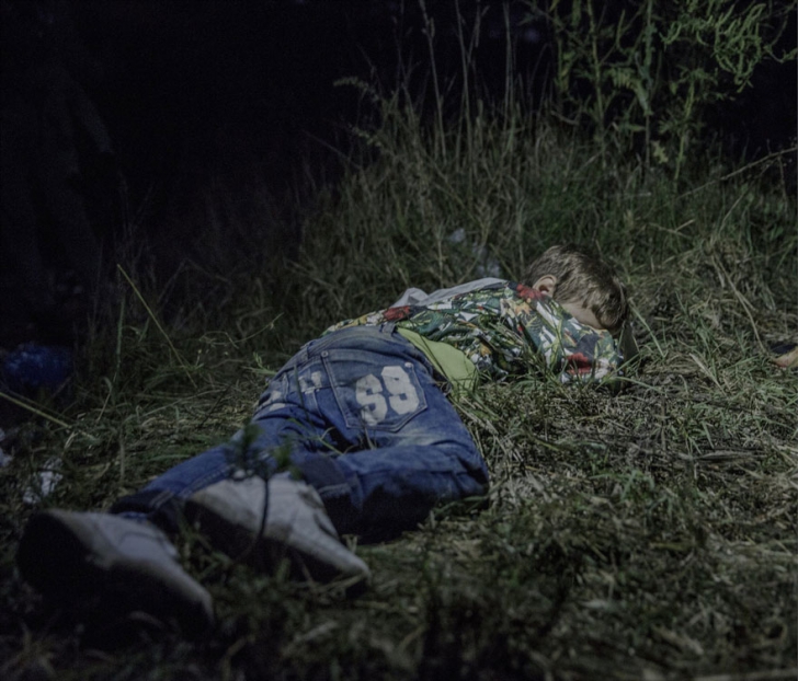 Fotografii sfâşietoare. Pe unde şi cum dorm copiii refugiaţilor - GALERIE FOTO